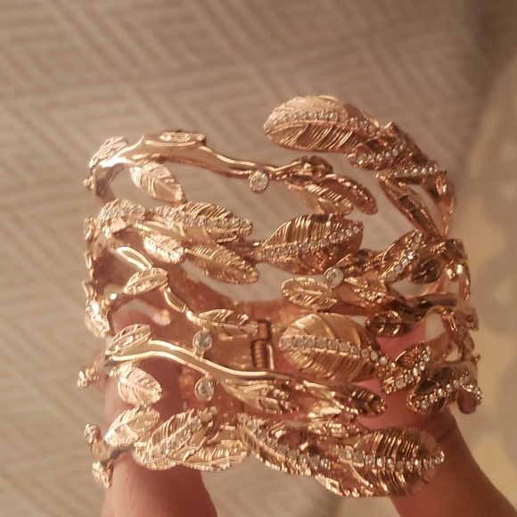 Rose gold color cuff with leaf design - Picture 3 of 5